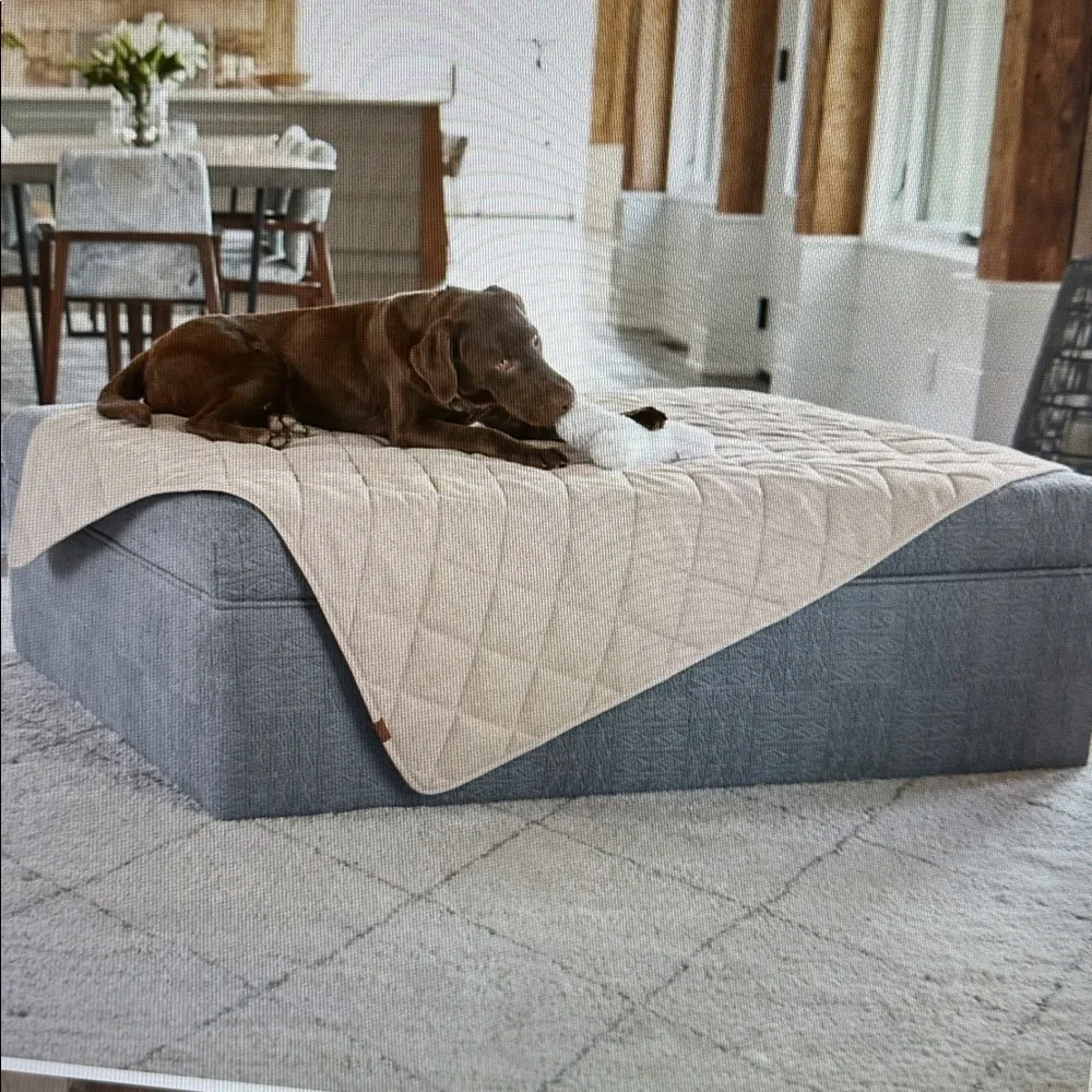Orvis Grip-Tight Quilted Throw (pet furniture cover)